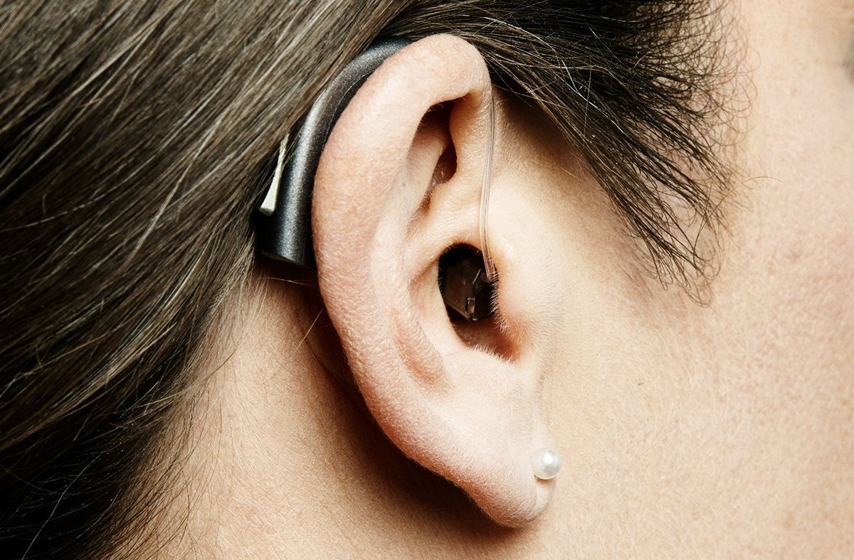 Ear hearing. Слуховой аппарат. Oticon на ухе. Слуховой аппарат гарнитура. Слуховой аппарат накладной.